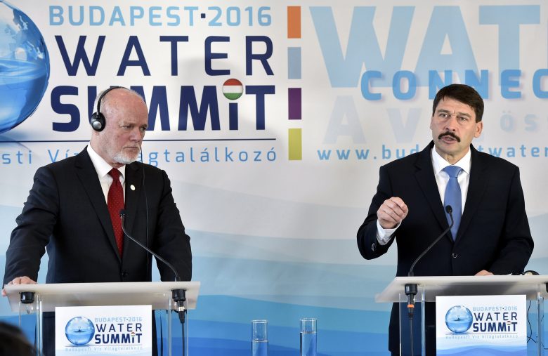 Az államfő (jobbra) szerint 2030-ig harminc százalékkal növekedhet a vízfogyasztás MTI