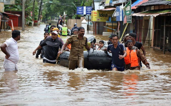 árvíz india Kerala állam -  mentőakció Aluvában kép: Reuters