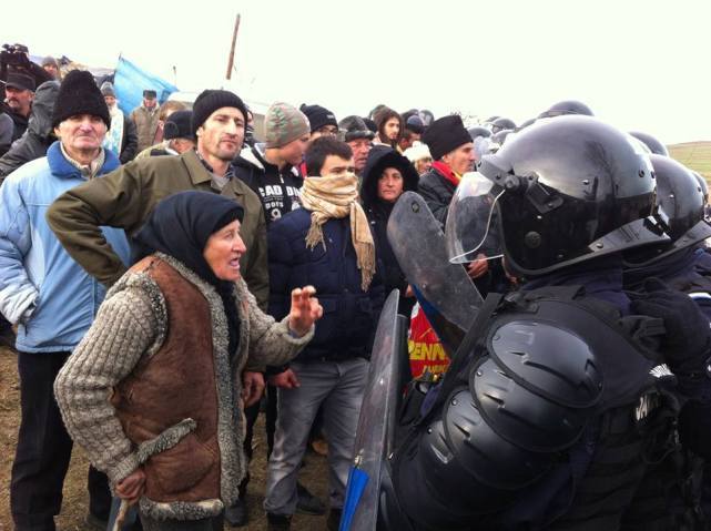 A Chevron palagáz fúrása elleni tüntetők és a román karhatalom
